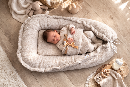 Babynestje Taupe Bouclé Teddy – Comfykids Kandy – Oeko-Tex – Inclusief Gratis Dekentje